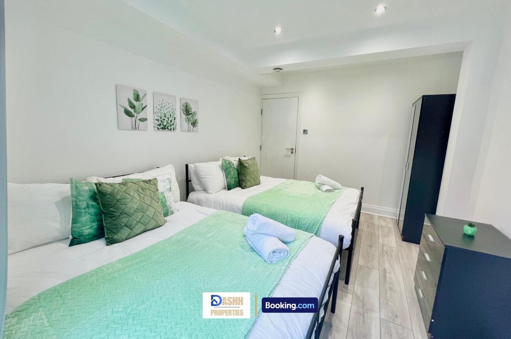 Three Bedroom By Dashh Short Lets & Serviced In Shepherds Bush Sleeps 9 With Free Wifi Holiday home *